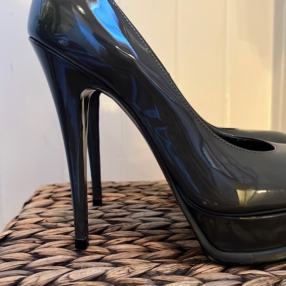 Yves Saint Laurent Patent Leather Pumps in Grey - Picture 9 of 12